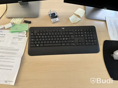 Höj- och sänkbart skrivbord, kontorsstol samt 2 st. skärmar