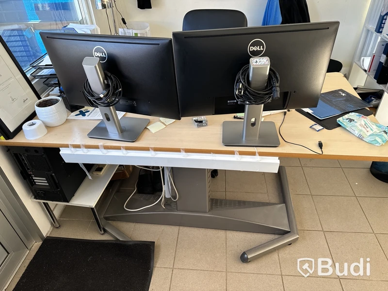 Höj- och sänkbart skrivbord, kontorsstol samt 2 st. skärmar
