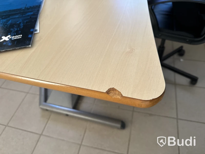 Höj- och sänkbart skrivbord, kontorsstol samt 2 st. skärmar