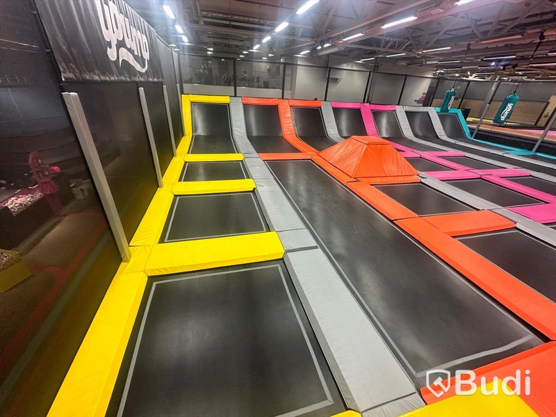 Free Jump Park med totalt 31 studsmattor. 414 kvm