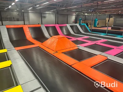 Free Jump Park med totalt 31 studsmattor. 414 kvm