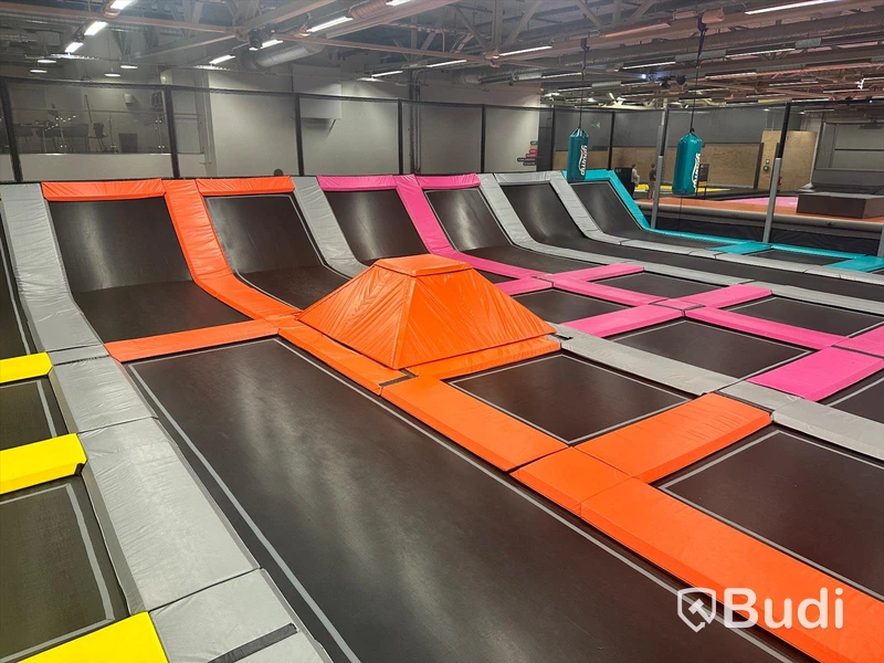 Free Jump Park med totalt 31 studsmattor. 414 kvm