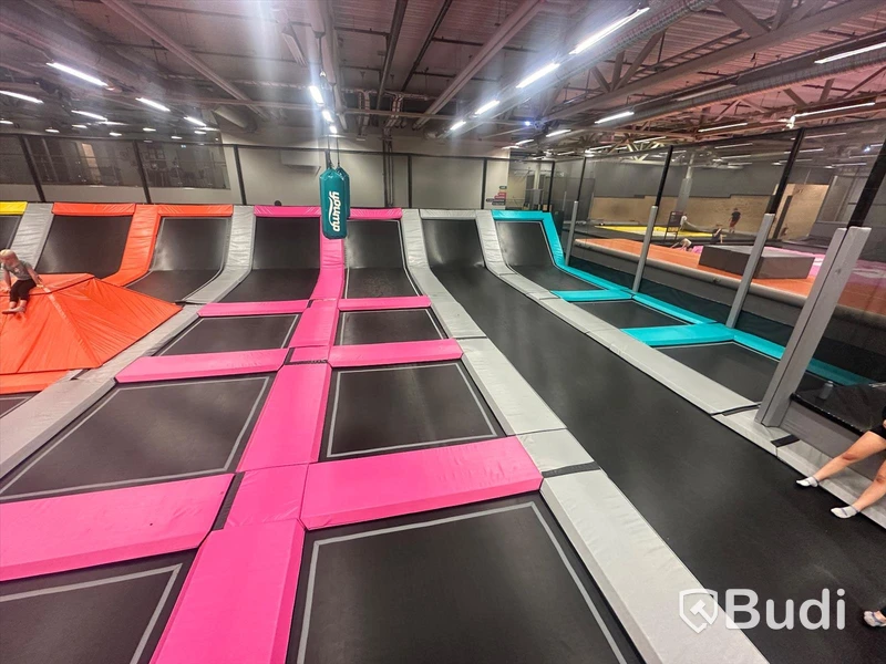 Free Jump Park med totalt 31 studsmattor. 414 kvm