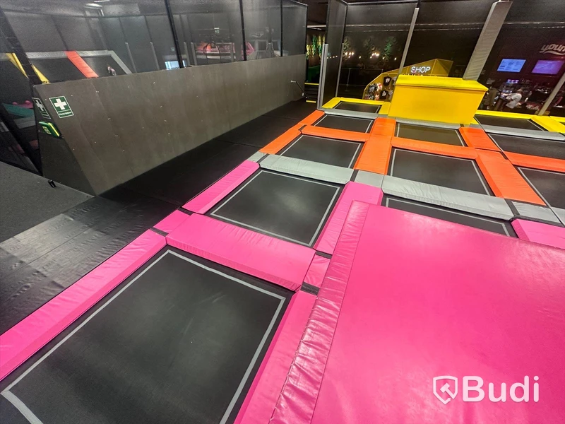 Free Jump Park med totalt 31 studsmattor. 414 kvm
