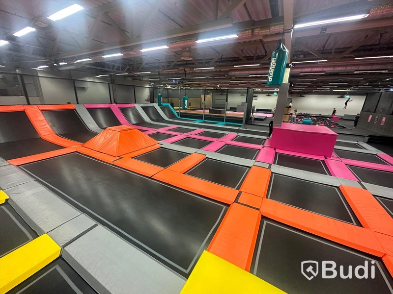 Free Jump Park med totalt 31 studsmattor. 414 kvm