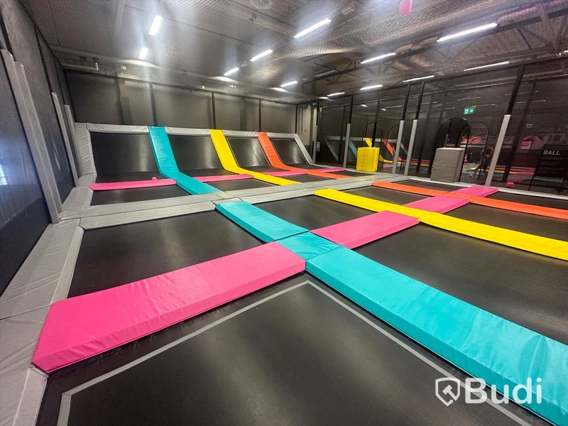Dodgeball Area med totalt 16 st studsmattor