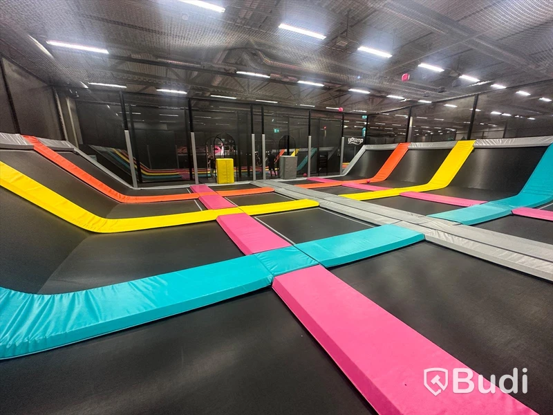 Dodgeball Area med totalt 16 st studsmattor