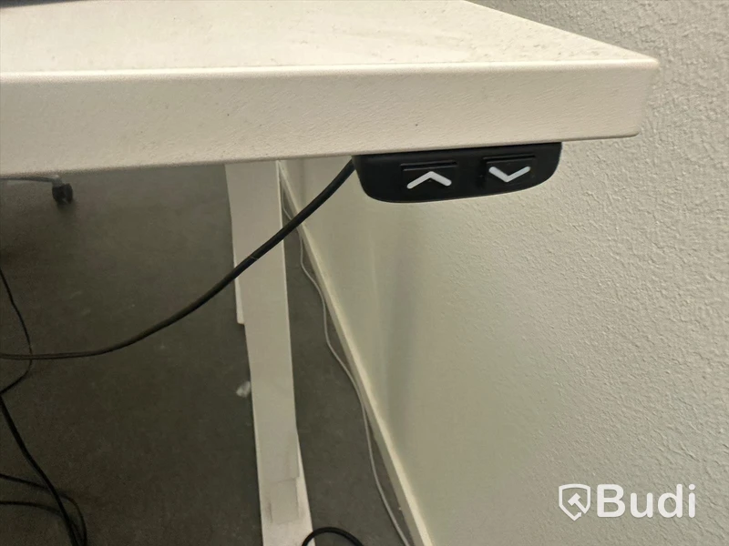 2 st höj- och sänkbara skrivbord samt 2 st kontorsstolar