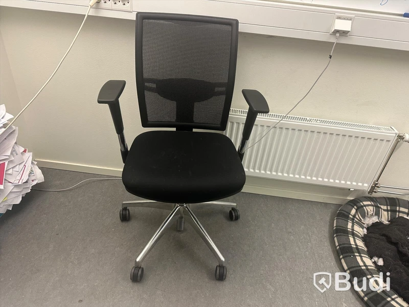 2 st höj- och sänkbara skrivbord samt 2 st kontorsstolar