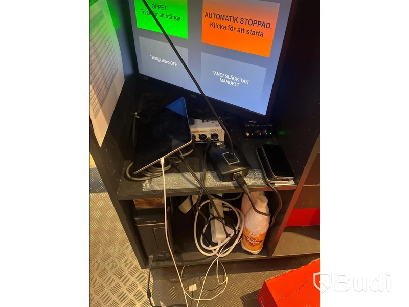Ljud- och ljusanläggning inkl. stationär dator och iPad för ljudhantering, samt 3 st baslådor