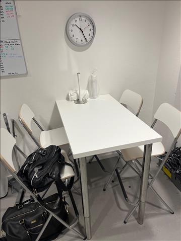 1 st bord vitt med 2 st vita barstolar 