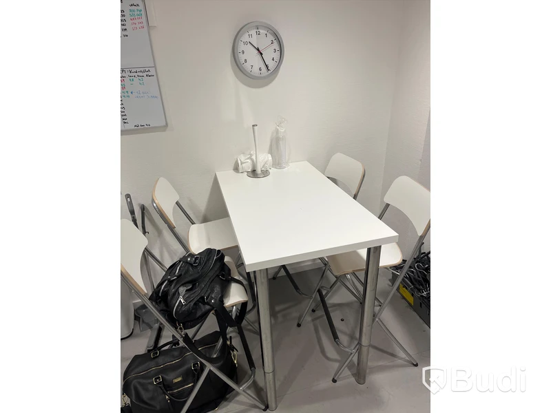 1 st bord vitt med 2 st vita barstolar