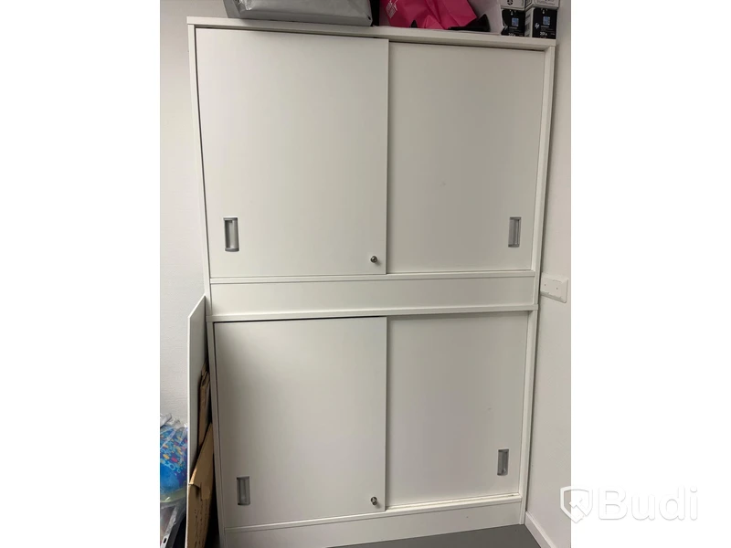 2 st vita skåp med skjutdörrar