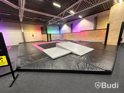 High Performance Område med 1 stor Air Max-trampolin och 3 mindre Air Max-trampoliner