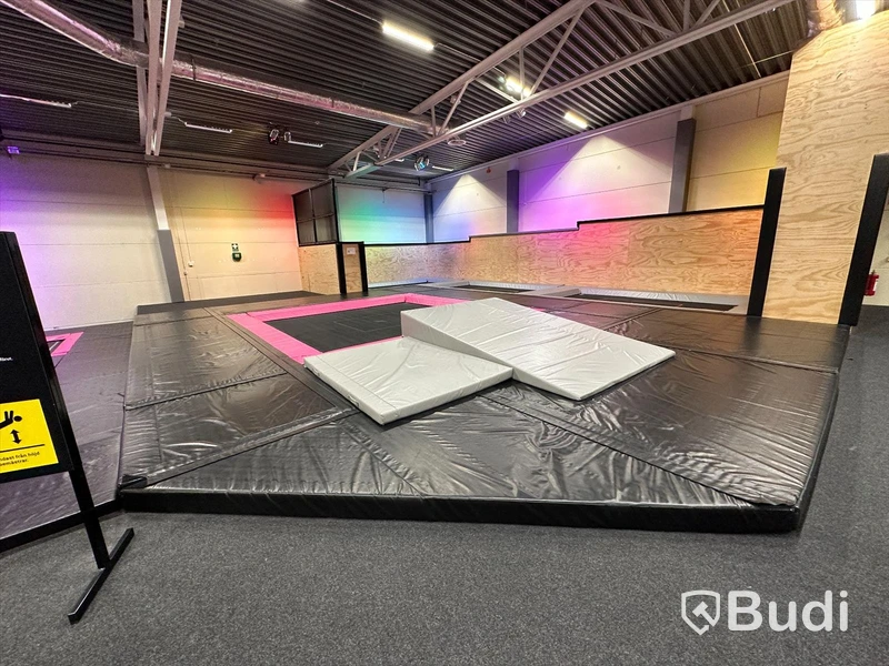 High Performance Område med 1 stor Air Max-trampolin och 3 mindre Air Max-trampoliner