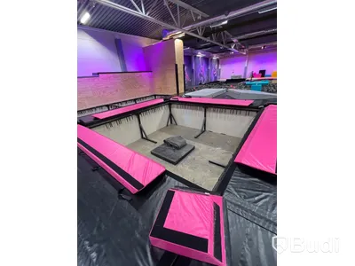 High Performance Område med 1 stor Air Max-trampolin och 3 mindre Air Max-trampoliner