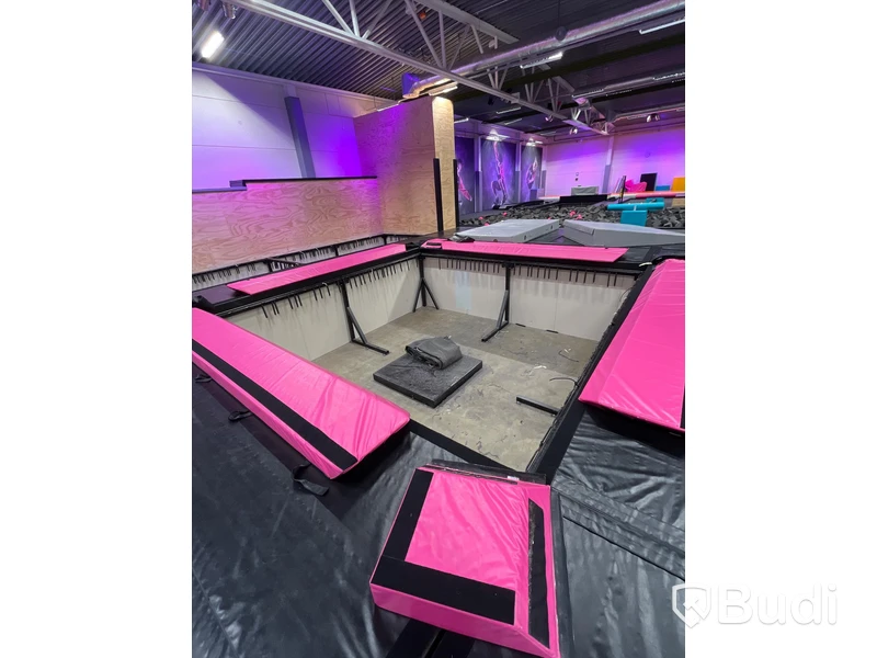 High Performance Område med 1 stor Air Max-trampolin och 3 mindre Air Max-trampoliner