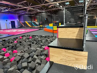 Foam Pit (skumgrop) inklusive Air Max trampolin och mindre hopptorn - 32503