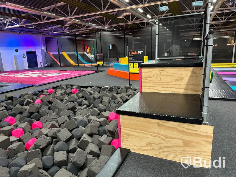 Foam Pit (skumgrop) inklusive Air Max trampolin och mindre hopptorn - 32503