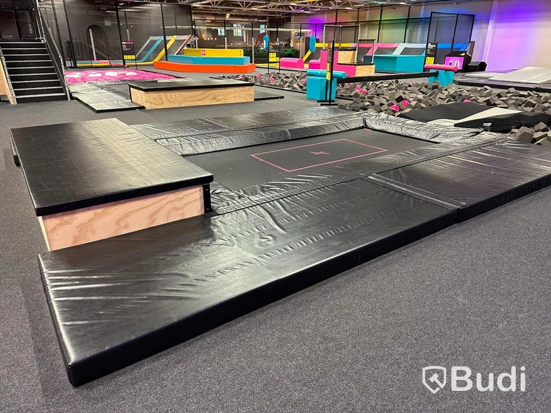 Foam Pit (skumgrop) inklusive Air Max trampolin och mindre hopptorn - 32503