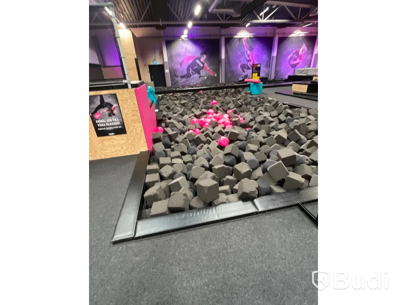 Foam Pit (skumgrop) inklusive Air Max trampolin och mindre hopptorn - 32503