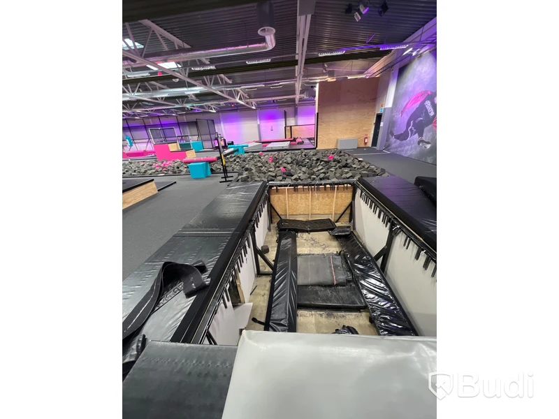 Foam Pit (skumgrop) inklusive Air Max trampolin och mindre hopptorn - 32503