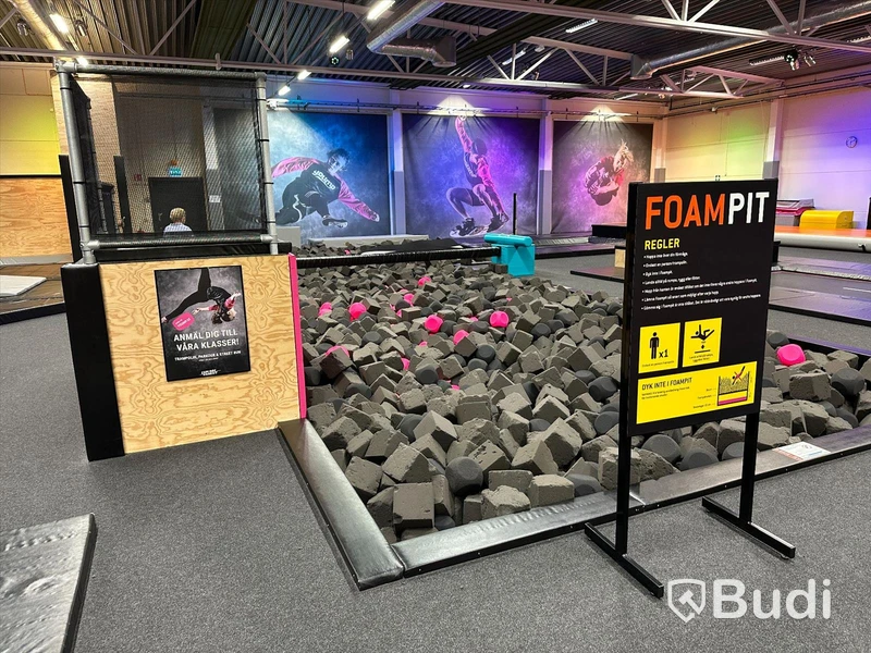 Foam Pit (skumgrop) inklusive Air Max trampolin och mindre hopptorn - 32503
