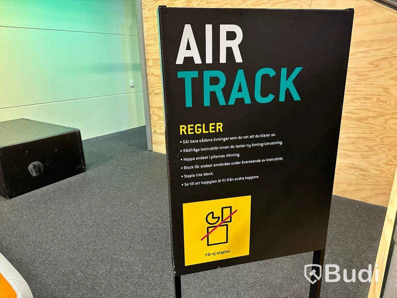 Air Track (orange) med hinder för att kunna bilda en hinderbana
