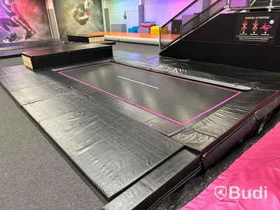Big Airbag och trampolin och hög hopptorn