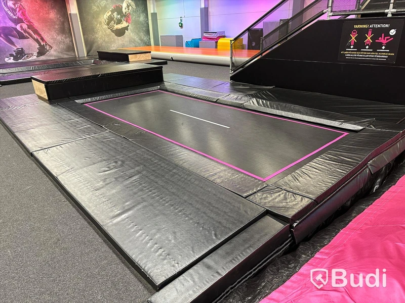 Big Airbag och trampolin och hög hopptorn