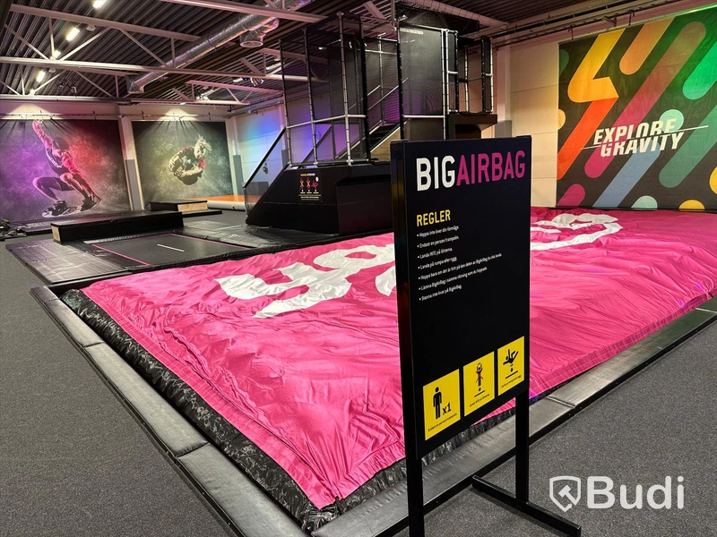 Big Airbag och trampolin och hög hopptorn