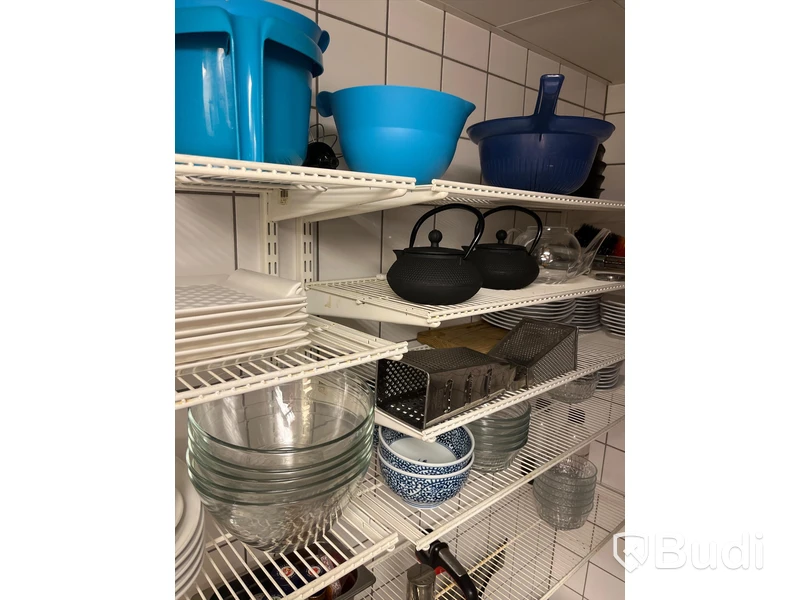 Blandat porslin & husgeråd på hyllor 2