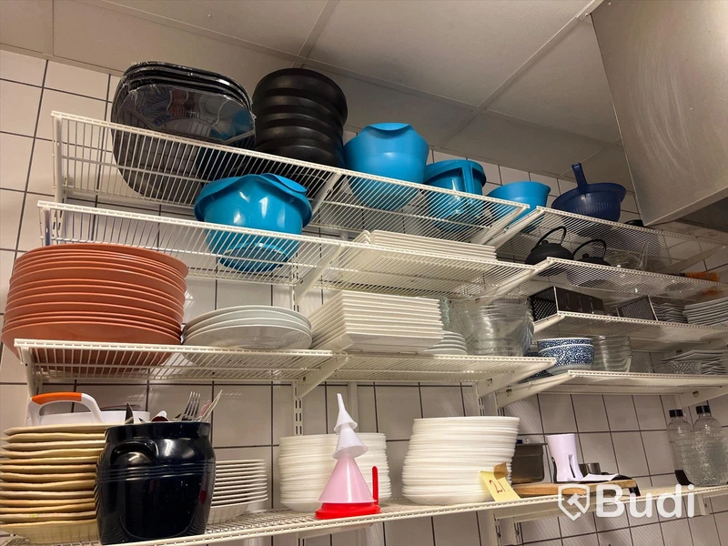 Blandat porslin & husgeråd på hyllor 2