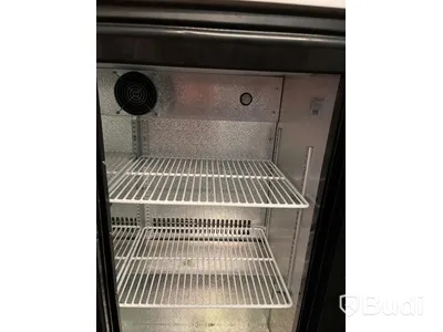 Kyl med glasdörrar