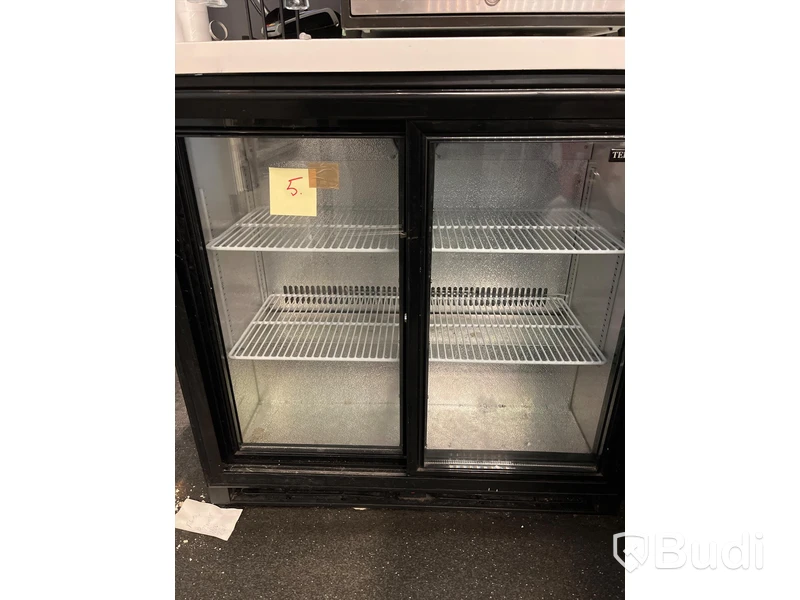 Kyl med glasdörrar