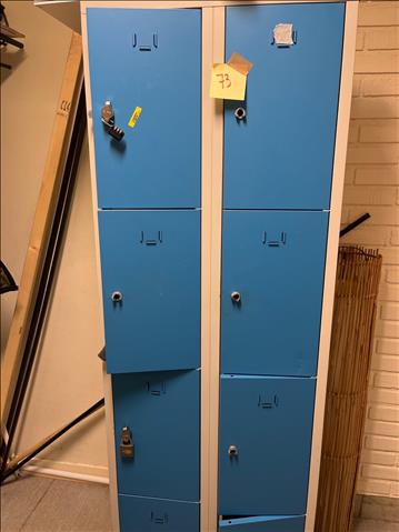 Plåtskåp med 8 dörrar 