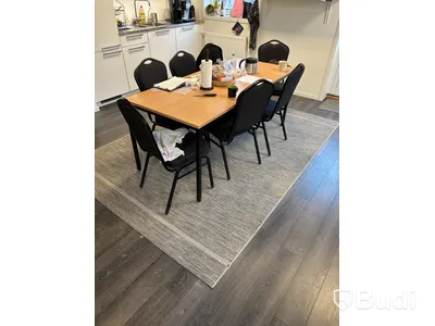 Matbord inkl. stolar och matta
