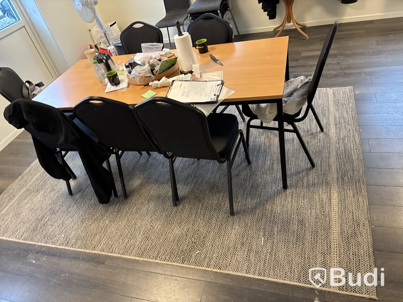 Matbord inkl. stolar och matta