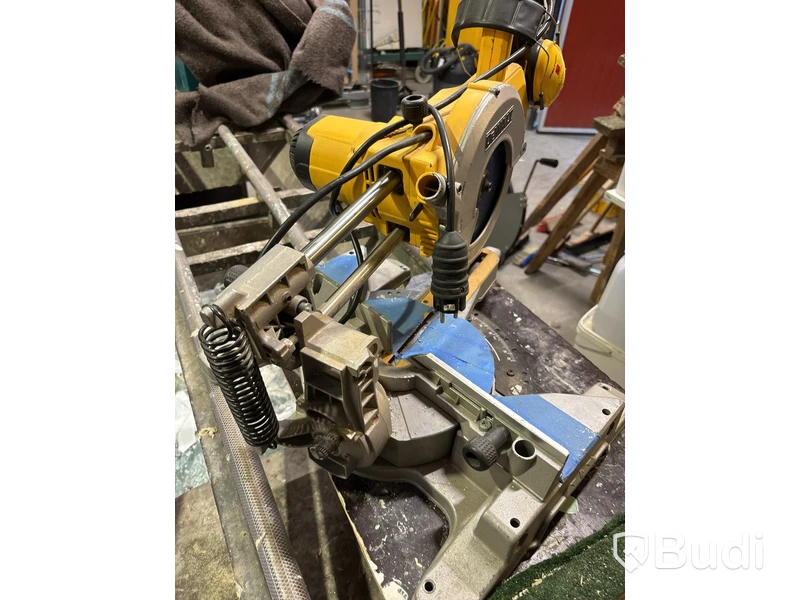 Kap- och geringssåg DeWalt, DW777