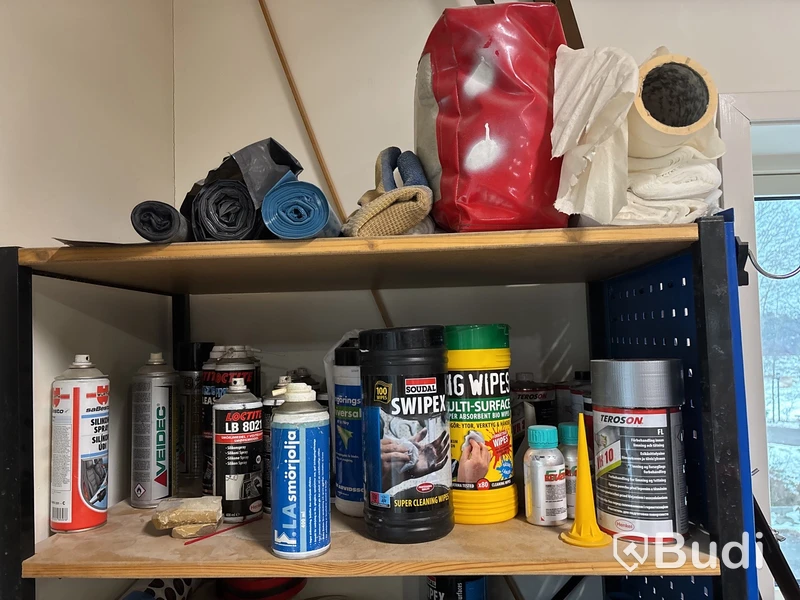 Parti med diverse verktygstillbehör inkl. hylla