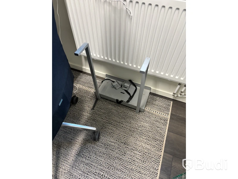 höj och sänkbart skrivbord inkl. lampa och kontorstol