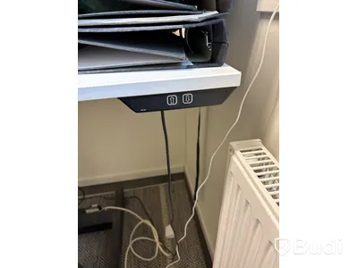höj och sänkbart skrivbord inkl. lampa och kontorstol