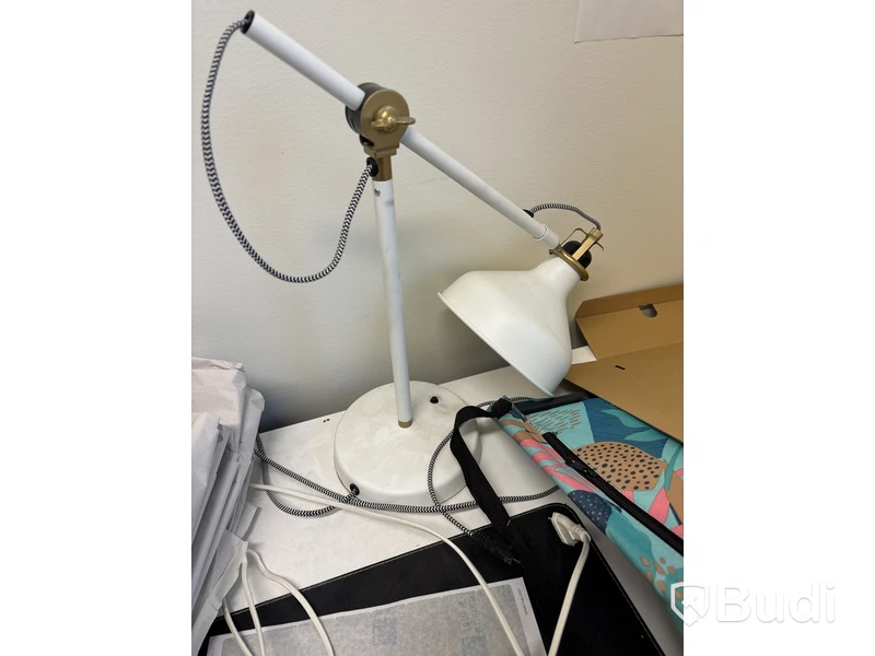 höj och sänkbart skrivbord inkl. lampa och kontorstol
