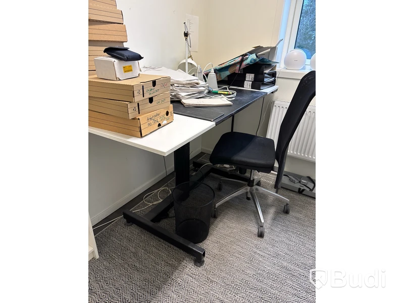 höj och sänkbart skrivbord inkl. lampa och kontorstol