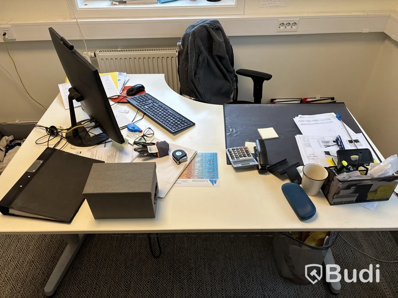 Höj och sänkbart skrivbord inkl. kontorsstol, matta och dator