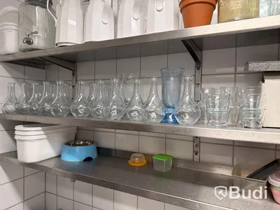 Div blomvaser och termosar