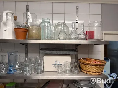 Div blomvaser och termosar