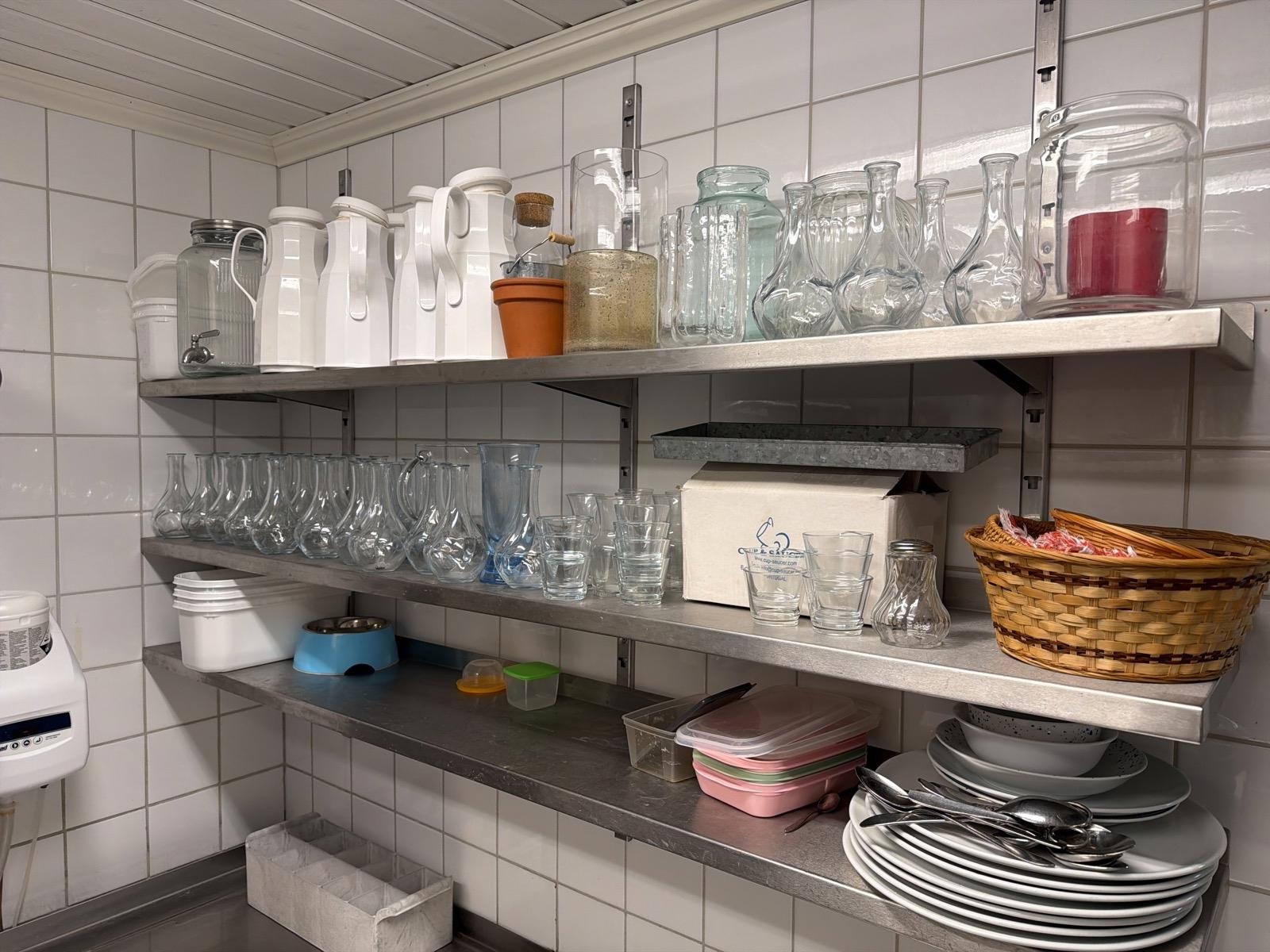 Div blomvaser och termosar