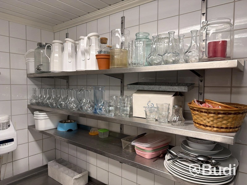 Div blomvaser och termosar