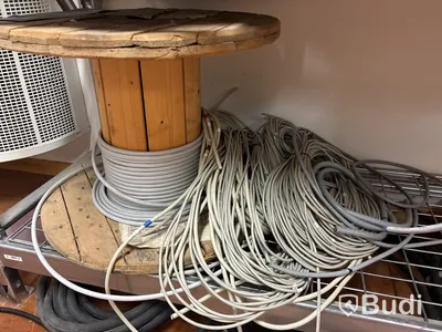 Hylla med blandad elkabel
